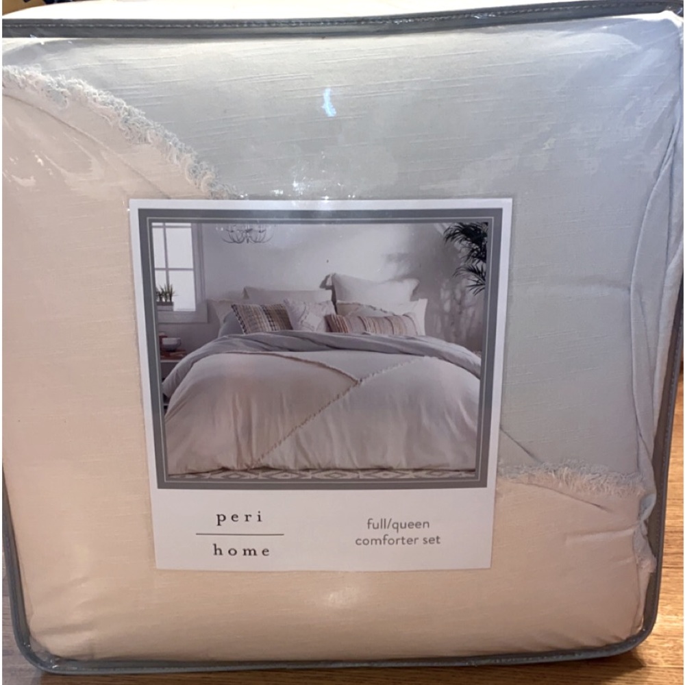 New with Tags ‘Peri Home’ Queen Comforter set